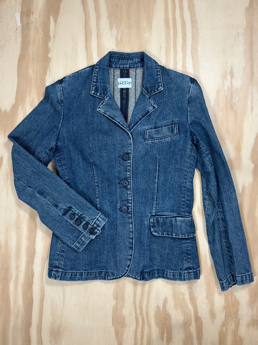 Vintage Y2K denim blazer with 3-button closure, structured lapels, and flap pockets in washed indigo.